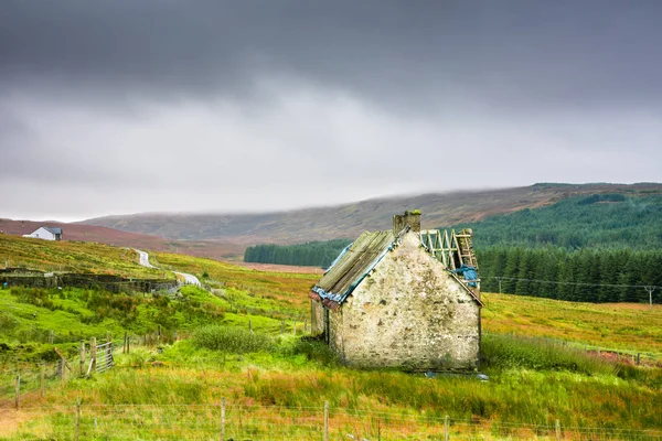 Ancienne maison - chalet abandonné dans les Highlands d'Écosse — Photo