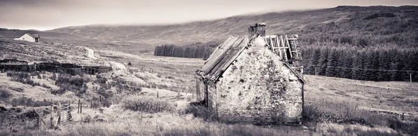 Antigua casa - casa abandonada en Highlands of Scotland —  Fotos de Stock
