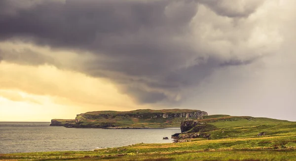 Nubes de tormenta sobre la isla escocesa — Foto de Stock