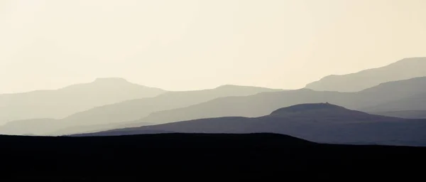 Insula Skye - peisaj cețos al insulei - silueta dealurilor acoperită — Fotografie, imagine de stoc