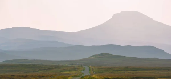 Isla de Skye - paisaje de la isla brumosa - silueta de colinas cubiertas —  Fotos de Stock