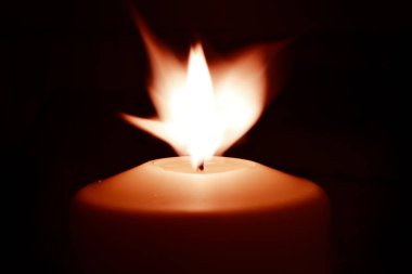 Karanlık arka planda mum alevi ve tex için alan