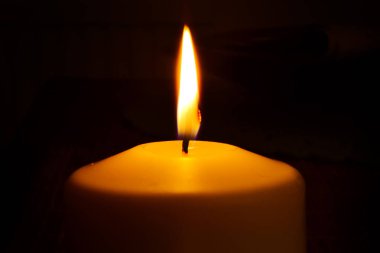 Karanlık arka planda mum alevi ve tex için alan