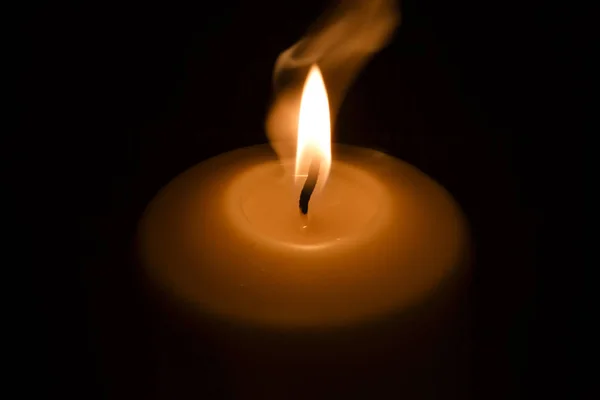 Свічка полум'я на темному фоні і простір для тексту — стокове фото