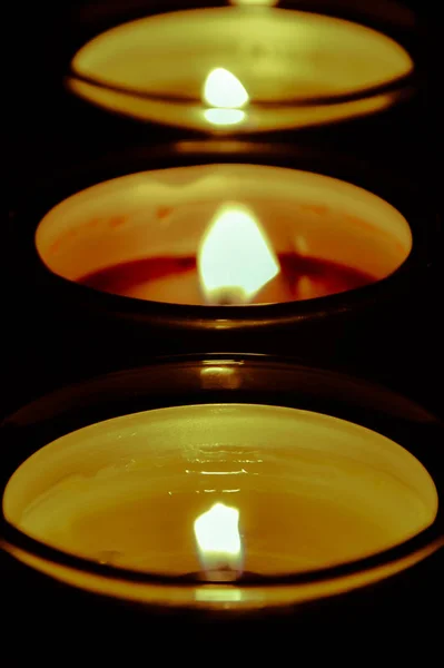 Kerzenflamme im dunklen Hintergrund und Platz für Tex — Stockfoto
