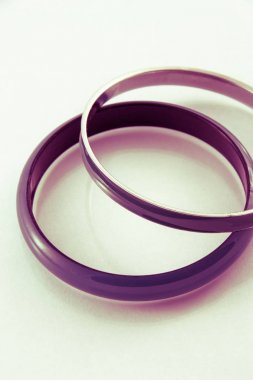 Beyaz arka planda kostüm takılar - bilezik