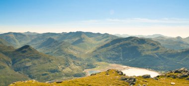 Cl içinden güzel ışık altında Tepeler ve dağlar