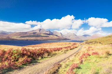 Bla Bheinn (Blaven) - sıcak güneşli d muhteşem kayalık dağ