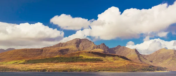 Panoramiczny widok na bla Bheinn (Blaven) i góry Cuilina na b — Zdjęcie stockowe