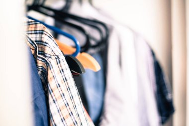 Askıları ile dolap dolap farklı kıyafetler