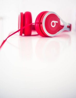 Stirling/Scotland - 7 Temmuz 2019: Beats by Dr. Dre kırmızı kulaklıklar