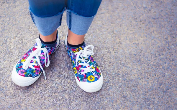 Originelle und stylische bunte Frauenschuhe auf der Straße - glücklich — Stockfoto