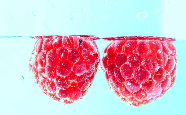泡と水の美しいラズベリー。オーガニック健康食品. — ストック写真