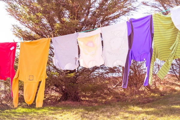 Tvätt hänga till torra utomhus i sommar — Stockfoto