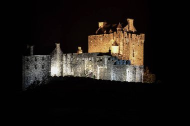 Geceleri İskoçya'da Haunted mistik ürkütücü Eilean Donan Kalesi