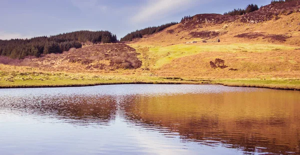Bergreflexion auf dem Wasser - Insel des Himmels, Landschaft von Schottland — Stockfoto