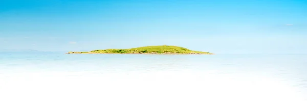 Tropikalna wyspa z piaszczystą plażą i turkusową wodą — Zdjęcie stockowe
