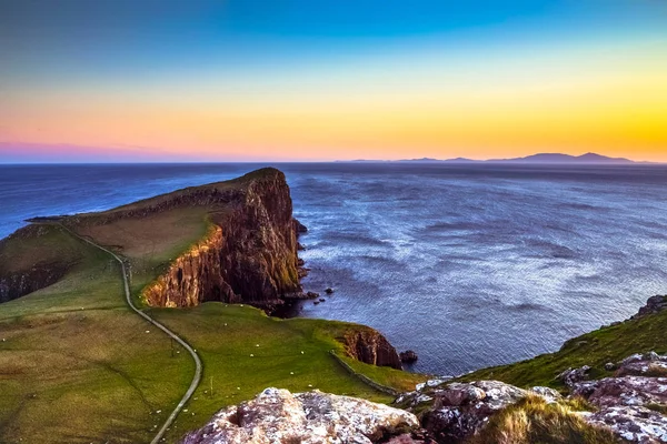 Cudowny zachód słońca w Neist point lighthouse w Szkocji — Zdjęcie stockowe