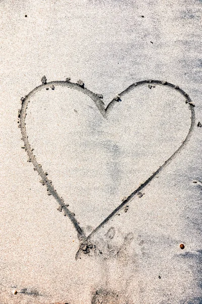 Καρδιές που έχουν σχεδιαστεί στην άμμο μιας παραλίας. Η επιγραφή χαρούμενη καρδιά — Φωτογραφία Αρχείου