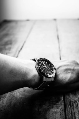 Alloa, İskoçya - 17 Temmuz 2019 - ağaçlıkta izole edilmiş kol saati