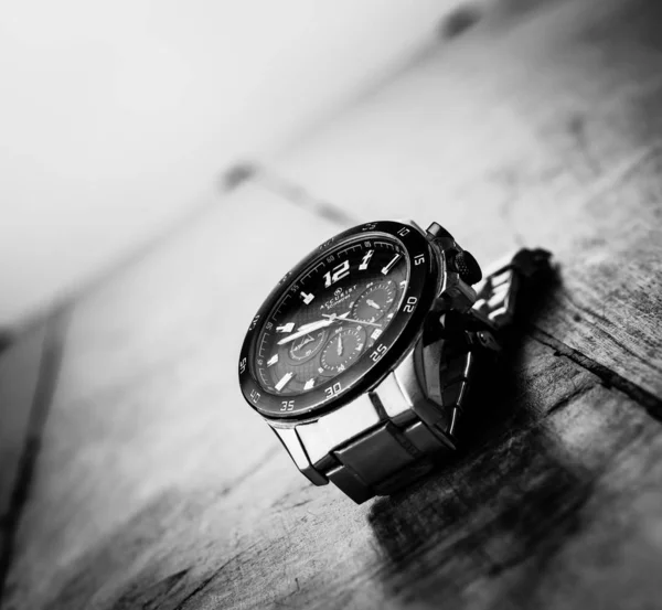 Alloa, Scotland - 17 July 2019 - classic watch isolated on a dar — Stock Photo, Image