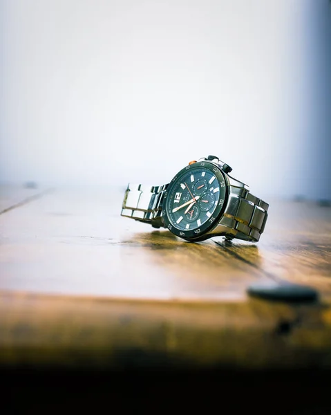 Аллоа, Шотландия - 17 июля 2019 года - наручные часы, изолированные в лесу — стоковое фото