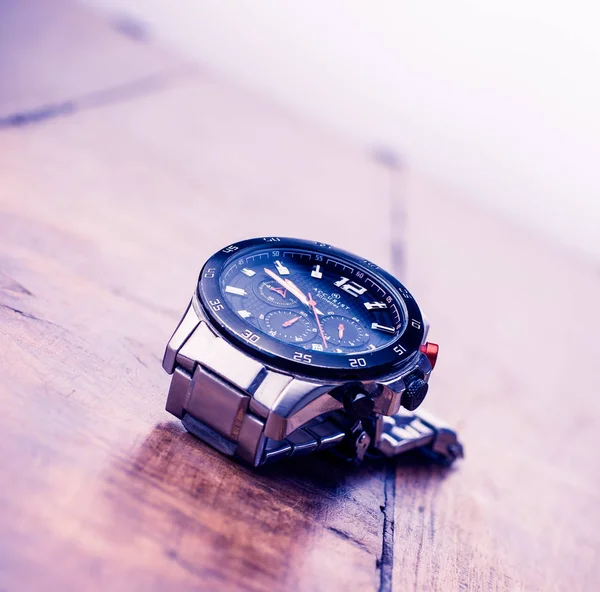 Alloa, Szkocja-17 lipca 2019-luksusowy zegarek wyizolowany na drewnie — Zdjęcie stockowe