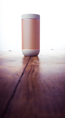 Ahşap arka planda izole zarif taşınabilir Bluetooth hoparlör