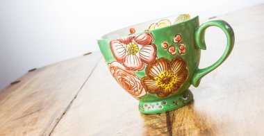 Ahşap masada izole zarif yeşil çiçek kupa