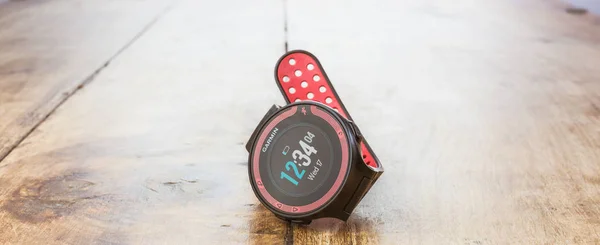 Alloa, Iskoçya-17 Temmuz 2019: Garmin Forerunner Multisport Wat