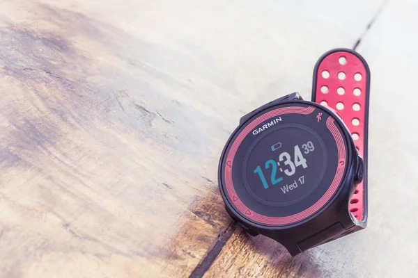 Alloa, Iskoçya-17 Temmuz 2019: Garmin Forerunner Multisport Wat