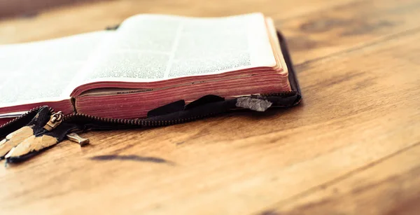 Heilige Bibel isoliert auf altem Holztisch — Stockfoto