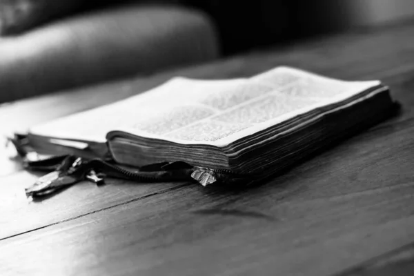 Santa Biblia aislada en la vieja mesa de madera vintage —  Fotos de Stock