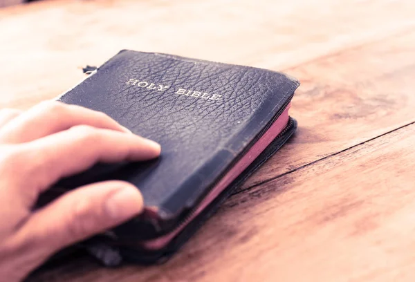 Heilige Bibel isoliert auf altem Holztisch — Stockfoto