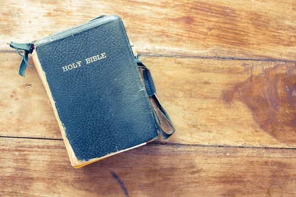 Αγία Γραφή απομονώθηκε σε παλιό vintage ξύλινο τραπέζι — Φωτογραφία Αρχείου