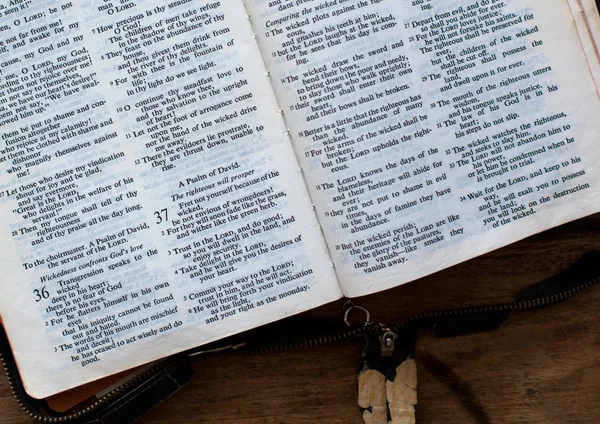 Heilige Bibel isoliert auf altem Holztisch — Stockfoto