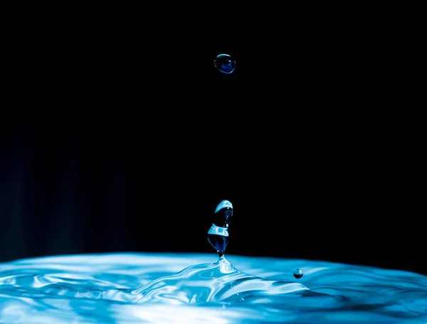 Farbenfroher Wassertropfen-Spritzer - Wassertropfen auf dunklem Hintergrund - — Stockfoto
