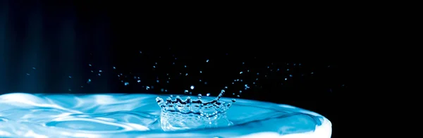 Colourful water splash - water droplet on dark background - ocea — Stock Photo, Image
