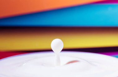 Taze süt damlacık ilginç renkli arka plan izole 