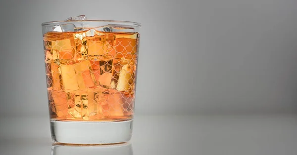 Šat sladové whisky v poháru — Stock fotografie