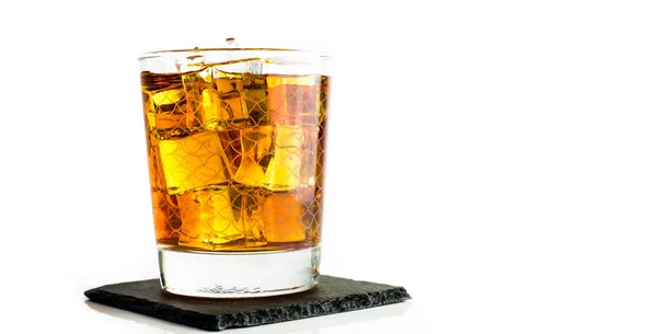 Whisky im Becher isoliert auf weißem Hintergrund — Stockfoto