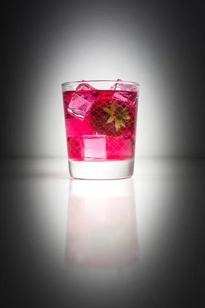 Hausgemachter Erdbeerlikör im Glas mit frischen Früchten — Stockfoto
