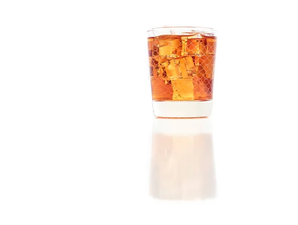 興味深い背景に隔離された桃アイスティーのグラス — ストック写真