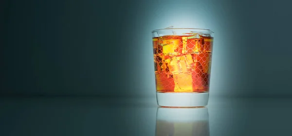 Ledový čaj podávaný ve sklenici izolované na tmavém pozadí — Stock fotografie