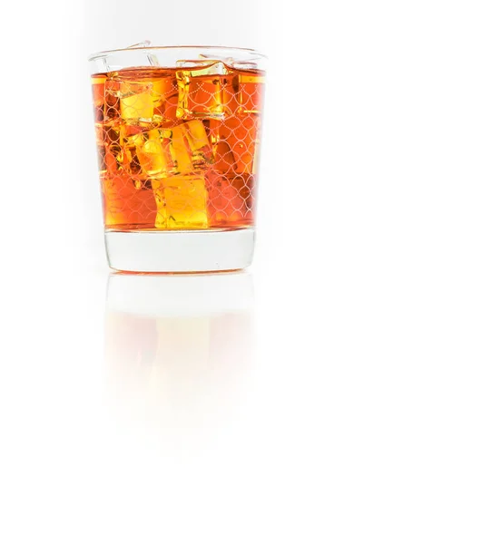 グラスの中の氷とアイスティー — ストック写真