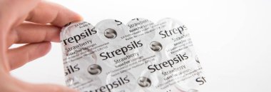 Alloa, İskoçya - 14 Ağustos 2019: strepsil tarafından çilek tabletleri