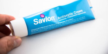 Alloa, İskoçya - 14 Ağustos 2019: Savlon antiseptik krem