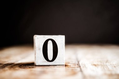 0 - Sayı 0 - Sayı Sıfır - Ahşap t üzerinde numara ile beyaz blok