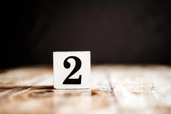 2 - Numéro 2 - Numéro deux - Bloc blanc avec numéro sur ta en bois — Photo
