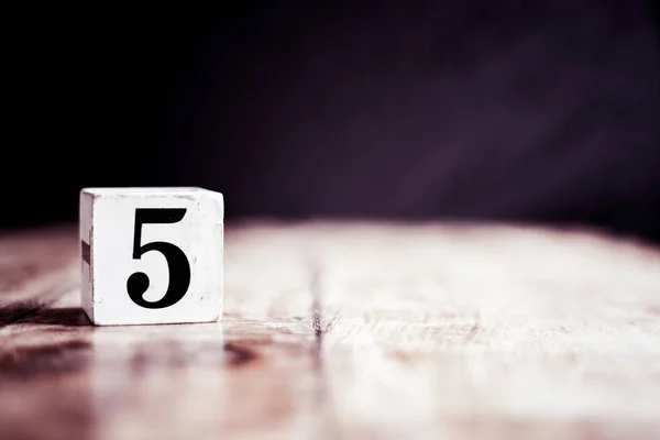 Numer 5 wyizolowany na ciemnym tle-numer 3D pięć na białym tle — Zdjęcie stockowe